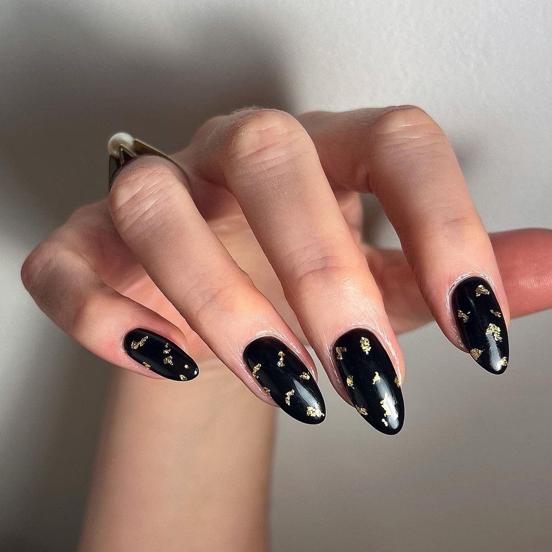 Medium Oval Glossy Black With Gold Foil Medium Oval Glossy Black With Gold Foil — Black Nails