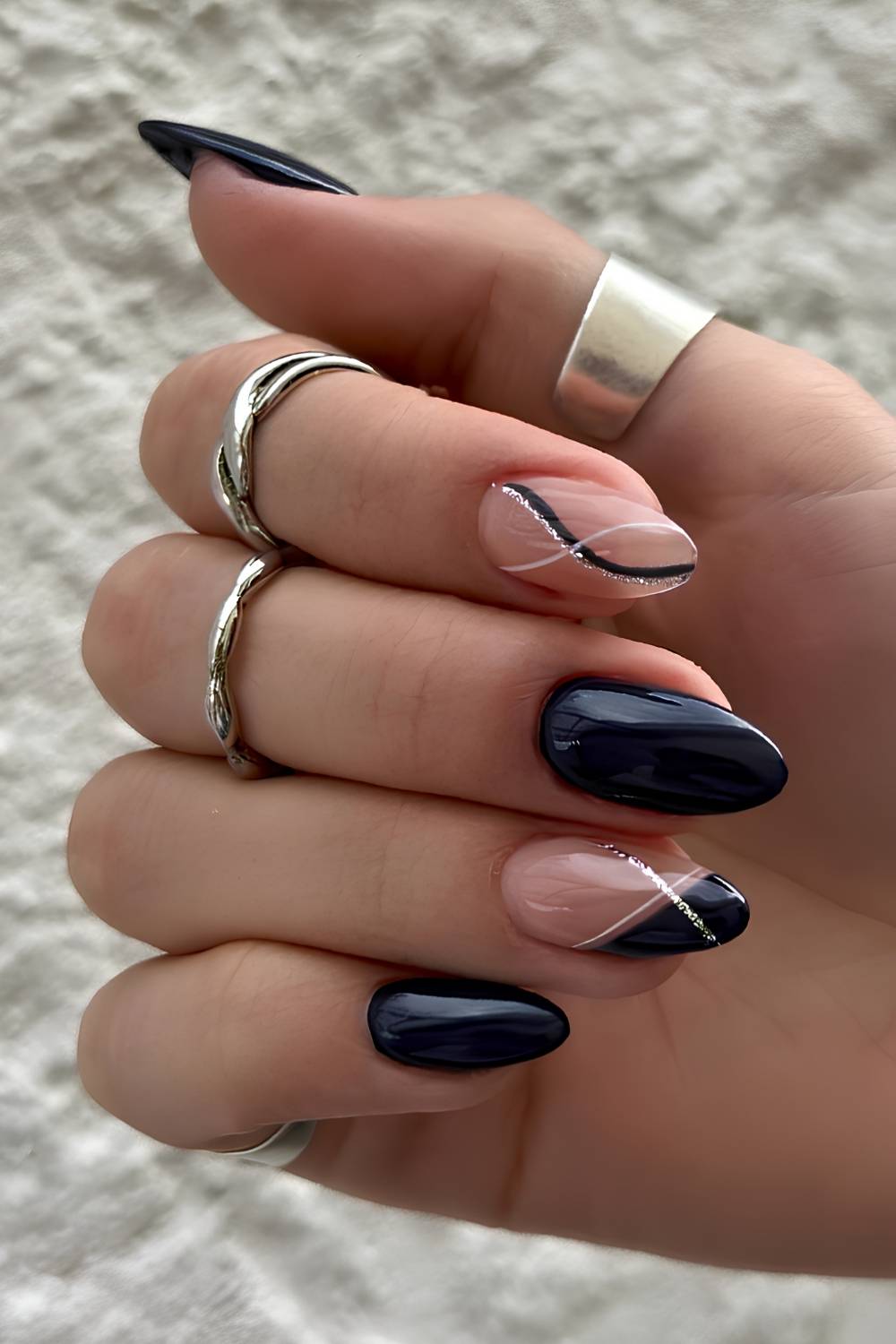 Almond Nails With Intersecting White And Silver Lines Almond Nails With Intersecting White And Silver Lines — Black Nails