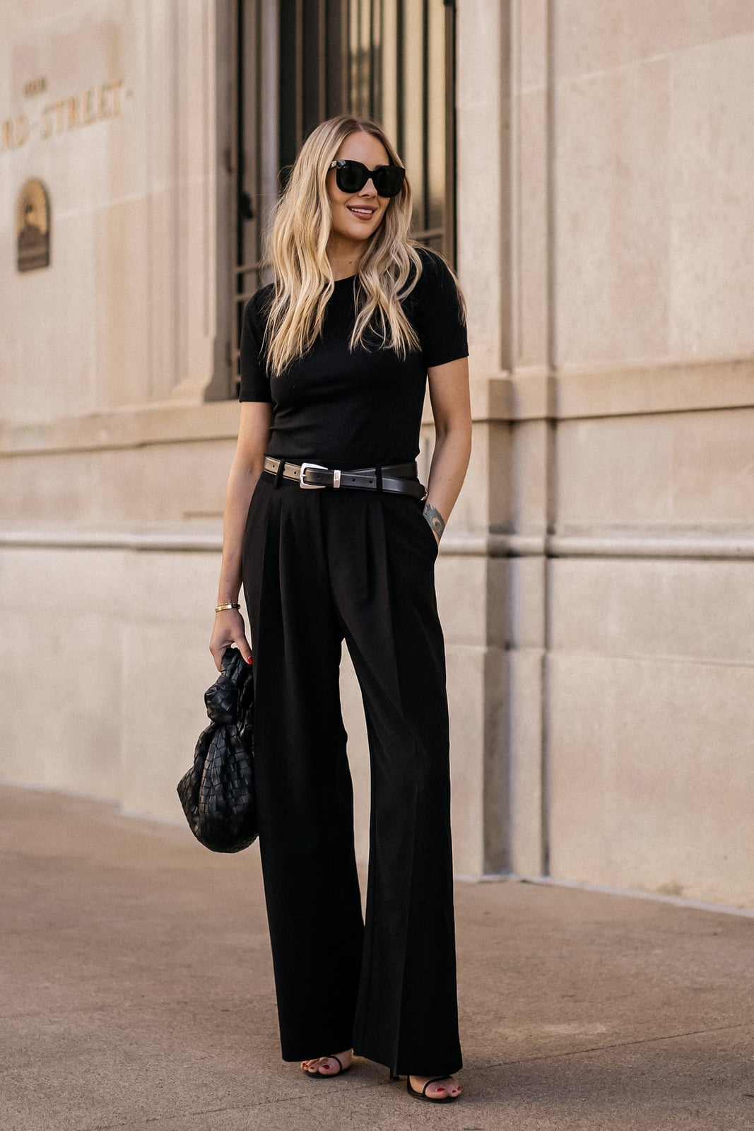 Short-sleeve top with wide-leg trousers and heeled sandals Short-sleeve top with wide-leg trousers and heeled sandals — Black Outfits