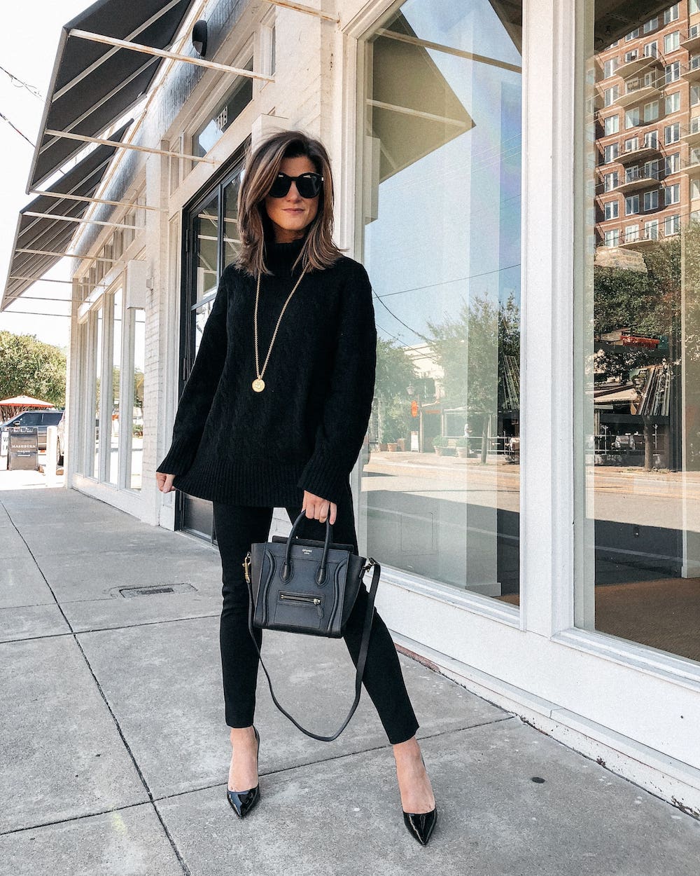 Oversized turtleneck with fitted pants and pendant necklace Oversized turtleneck with fitted pants and pendant necklace — Black Outfits