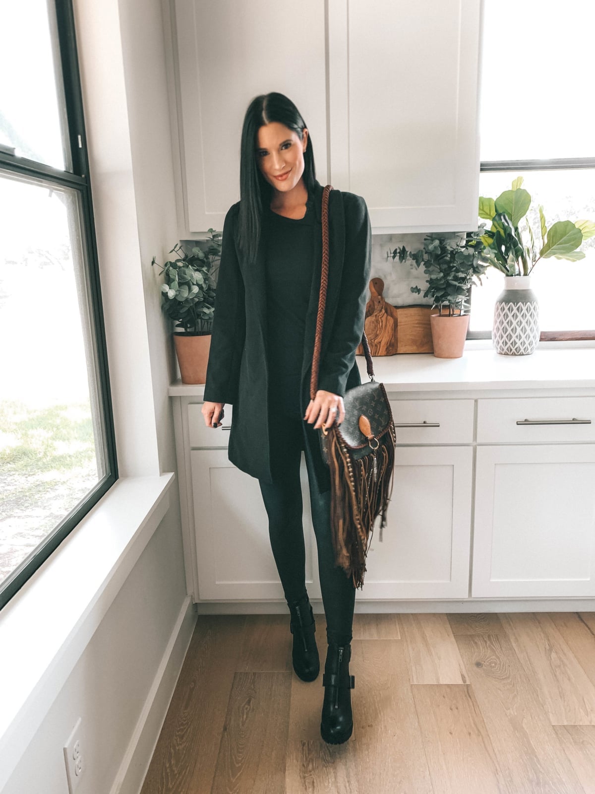 Longline blazer with leggings and fringed handbag Longline blazer with leggings and fringed handbag — Black Outfits