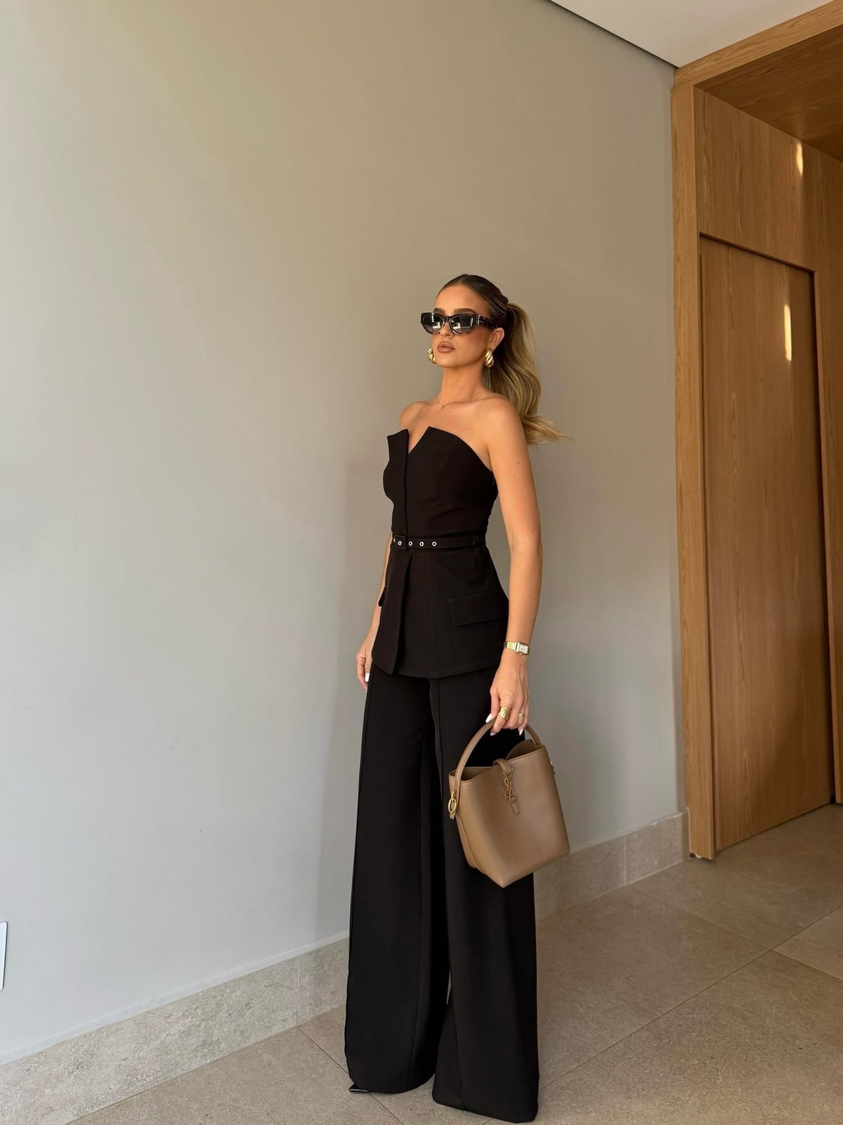 Monochromatic black wide leg trousers with strapless top Monochromatic black wide leg trousers with strapless top — Black Pants Outfits