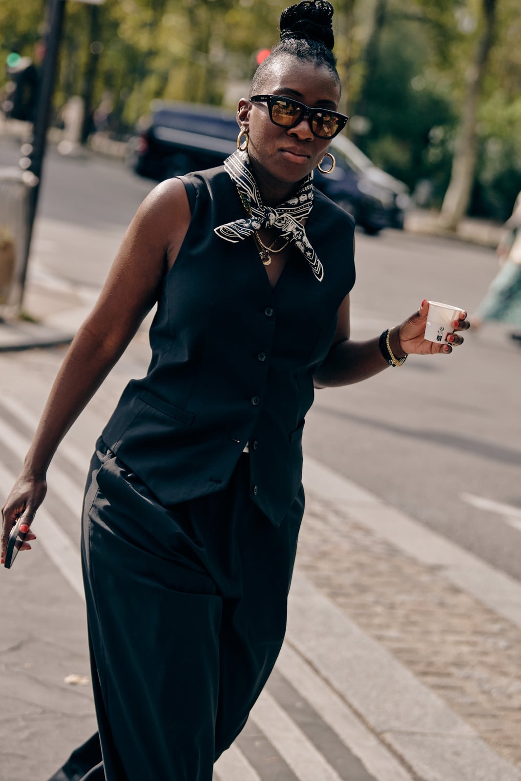 Monochromatic black wide leg trousers with vest Monochromatic black wide leg trousers with vest — Black Pants Outfits