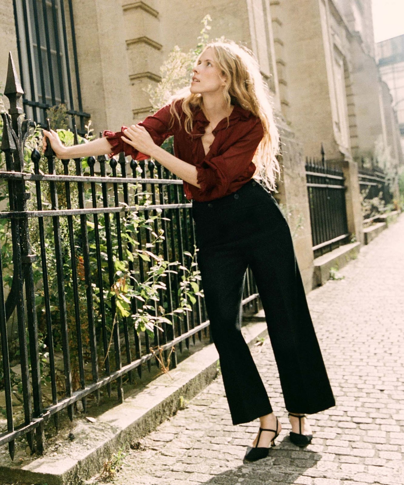 Black flared trousers with red ruffled blouse Black flared trousers with red ruffled blouse — Black Pants Outfits