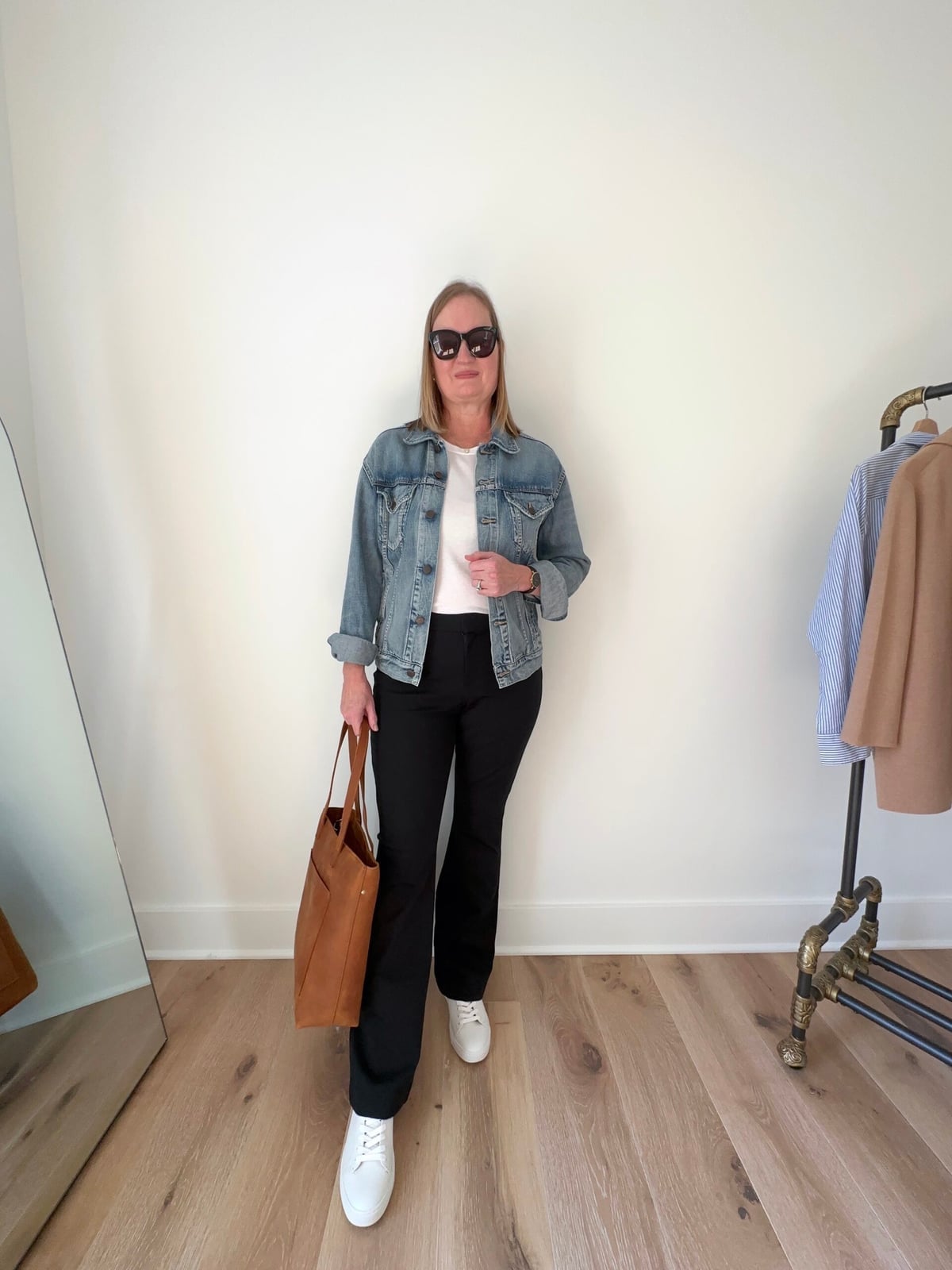 Black flared trousers with denim jacket and sneakers Black flared trousers with denim jacket and sneakers — Black Pants Outfits