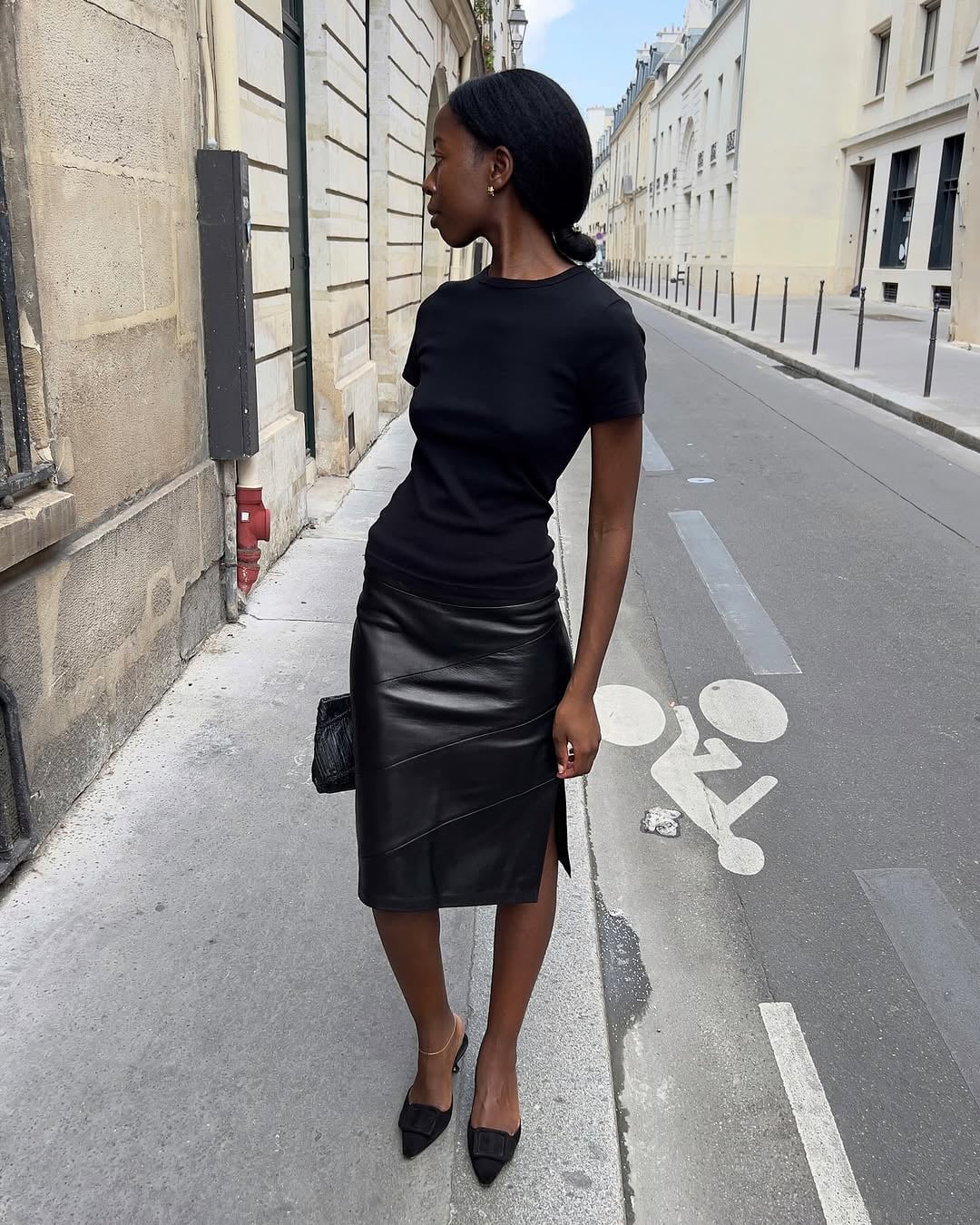 Black Leather Pencil Midi Skirt With Black T-Shirt Black Leather Pencil Midi Skirt With Black T-Shirt — Black Skirt Outfit