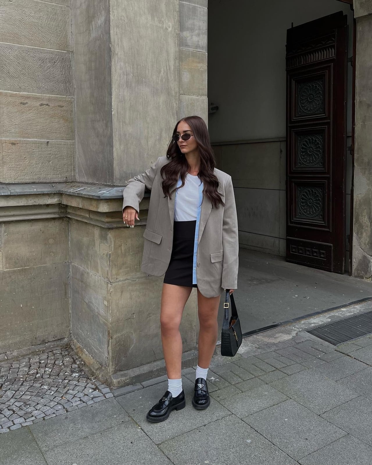 Black Mini Skirt With White T-Shirt And Gray Blazer Black Mini Skirt With White T-Shirt And Gray Blazer — Black Skirt Outfit