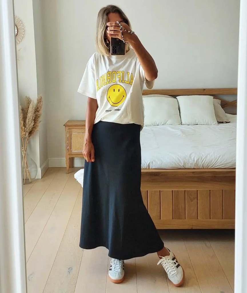 Black Maxi Skirt With Cream Graphic T-Shirt And White Sneakers Black Maxi Skirt With Cream Graphic T-Shirt And White Sneakers — Black Skirt Outfit