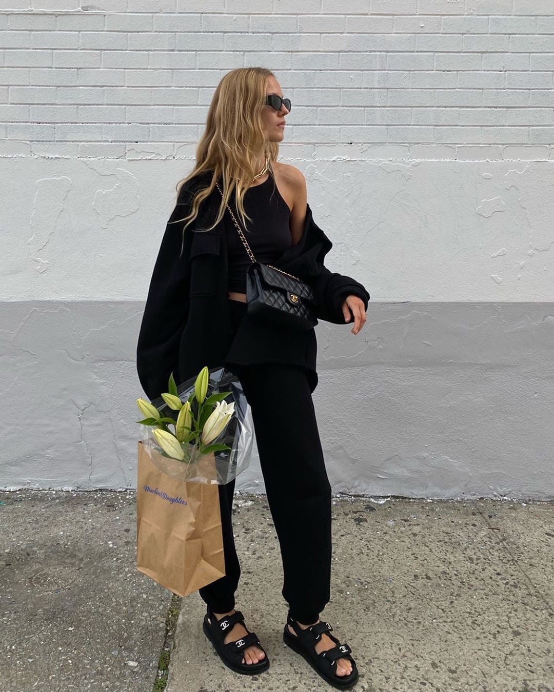 Chic black sweatpants with cropped tank and oversized cardigan Chic black sweatpants with cropped tank and oversized cardigan — Black Sweatpants Outfit