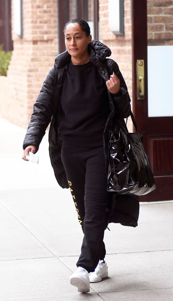 Monochromatic black sweatpants with puffer coat and patent bag Monochromatic black sweatpants with puffer coat and patent bag — Black Sweatpants Outfit