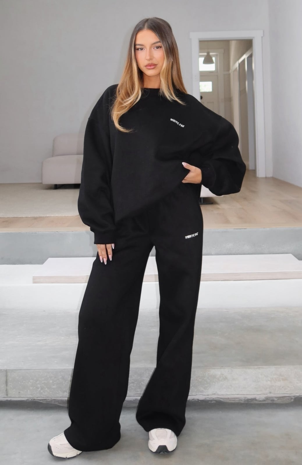 Monochromatic black sweatpants with wide-leg silhouette Monochromatic black sweatpants with wide-leg silhouette — Black Sweatpants Outfit