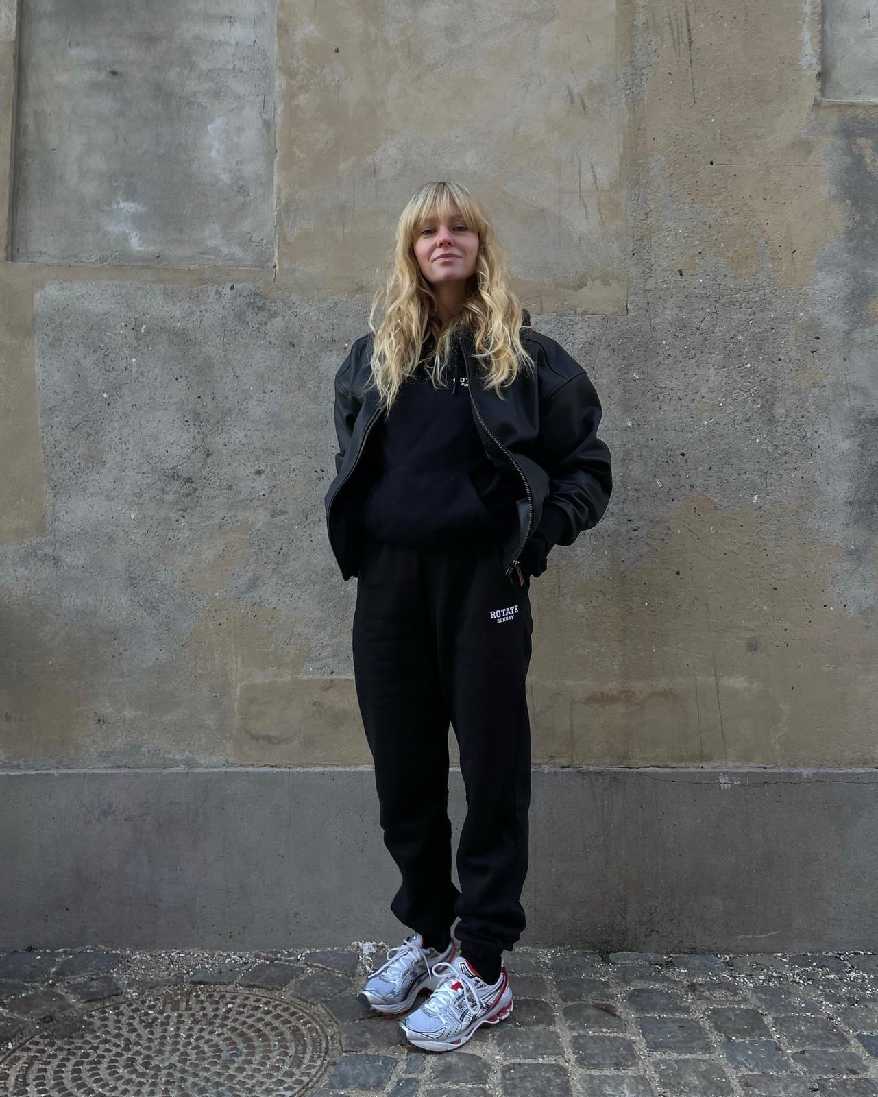Edgy black sweatpants with leather jacket and hoodie Edgy black sweatpants with leather jacket and hoodie — Black Sweatpants Outfit