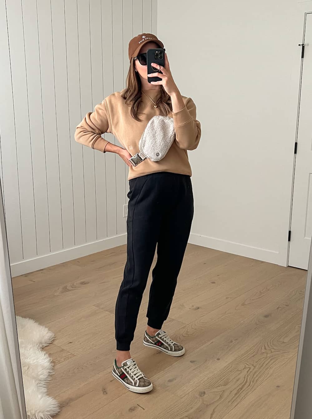 Everyday black sweatpants with crewneck and crossbody bag Everyday black sweatpants with crewneck and crossbody bag — Black Sweatpants Outfit