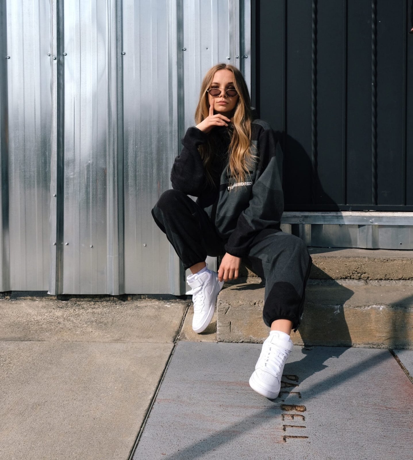 Casual black sweatpants with oversized two-toned sweatshirt Casual black sweatpants with oversized two-toned sweatshirt — Black Sweatpants Outfit