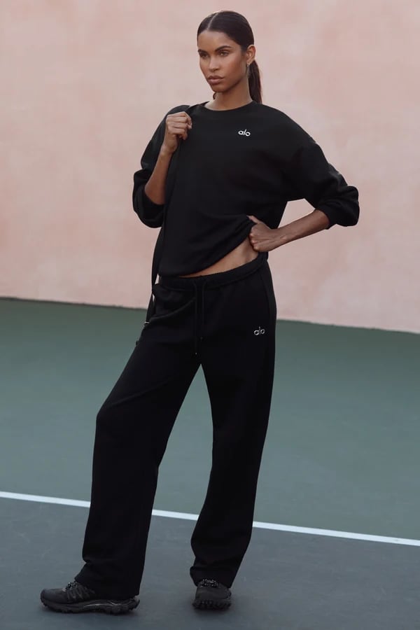 Athletic black sweatpants with minimalist logo sweatshirt Athletic black sweatpants with minimalist logo sweatshirt — Black Sweatpants Outfit