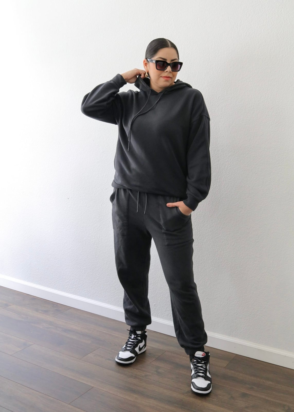 Casual black sweatpants with oversized hoodie and sunglasses Casual black sweatpants with oversized hoodie and sunglasses — Black Sweatpants Outfit