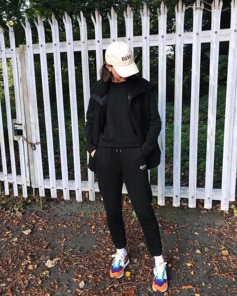 Casual black sweatpants with fleece vest and baseball cap Casual black sweatpants with fleece vest and baseball cap — Black Sweatpants Outfit