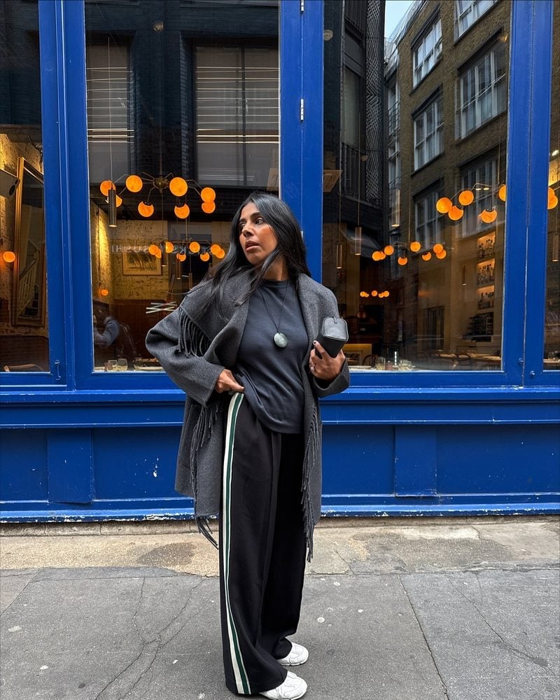 Wide-leg black sweatpants with side stripes and fringed coat Wide-leg black sweatpants with side stripes and fringed coat — Black Sweatpants Outfit