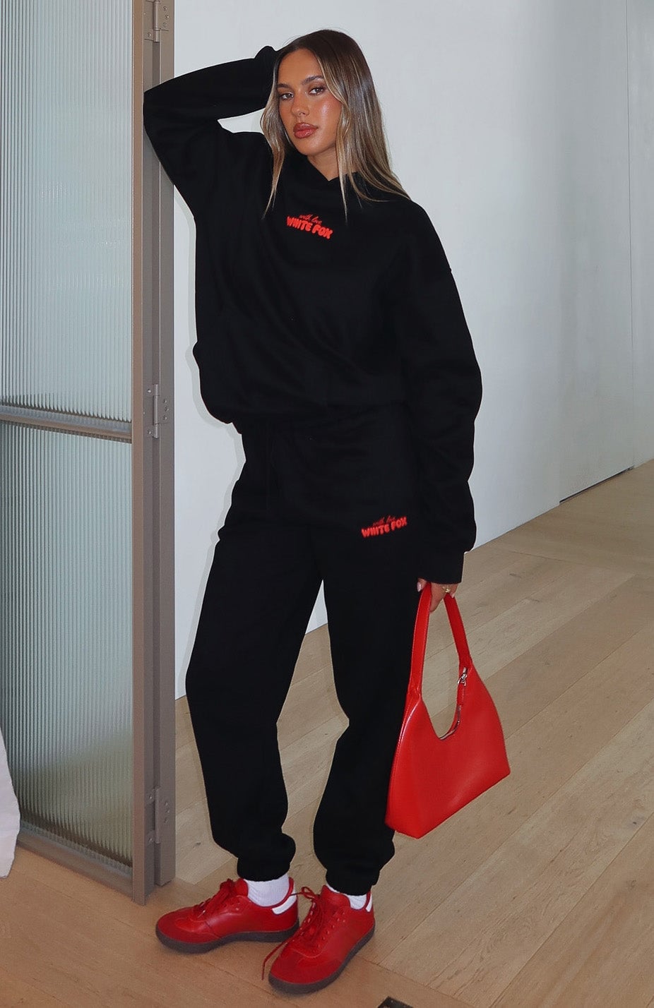 Casual black sweatpants with oversized hoodie and red accents Casual black sweatpants with oversized hoodie and red accents — Black Sweatpants Outfit
