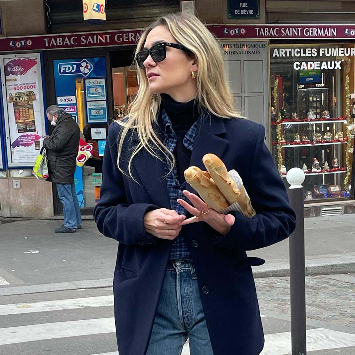 Navy Oversized Blazer With Plaid Shirt And Jeans Navy Oversized Blazer With Plaid Shirt And Jeans — Blazer Outfits