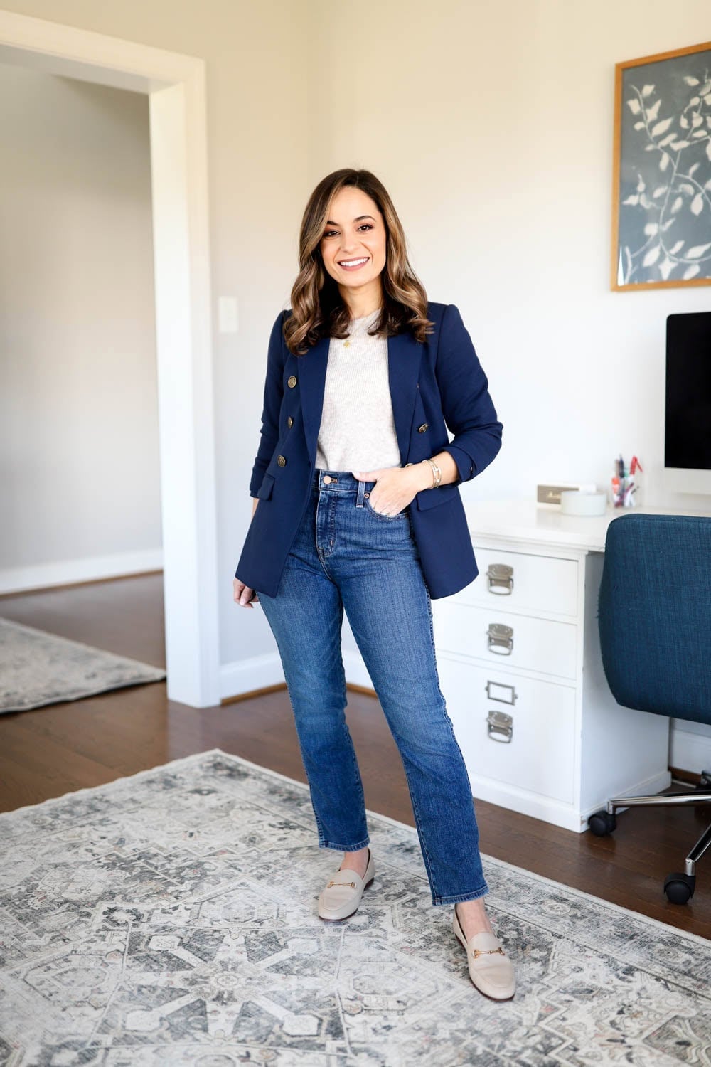 Navy Double-Breasted Blazer With Gray Top And Jeans Navy Double-Breasted Blazer With Gray Top And Jeans — Blazer Outfits