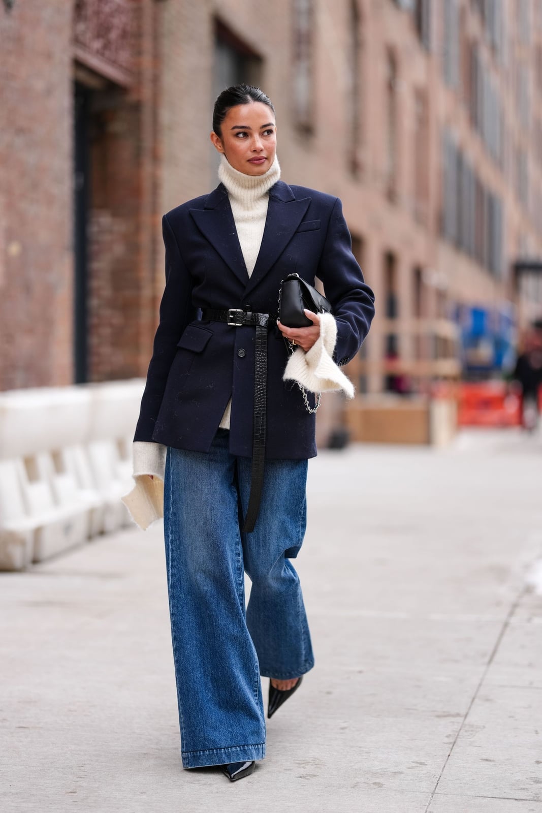 Navy Oversized Blazer With Cream Turtleneck And Jeans Navy Oversized Blazer With Cream Turtleneck And Jeans — Blazer Outfits