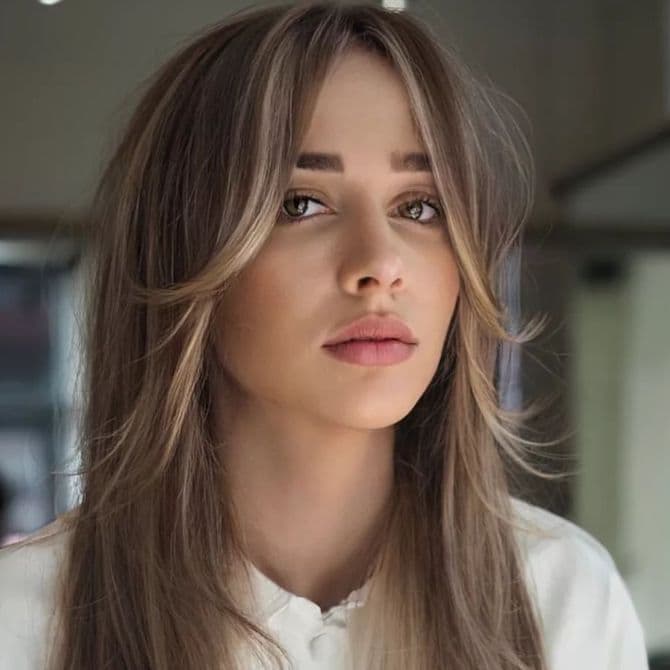 Mid-Back Brown With Blonde Money Piece And Curtain Bangs Mid-Back Brown With Blonde Money Piece And Curtain Bangs — Blonde Bangs