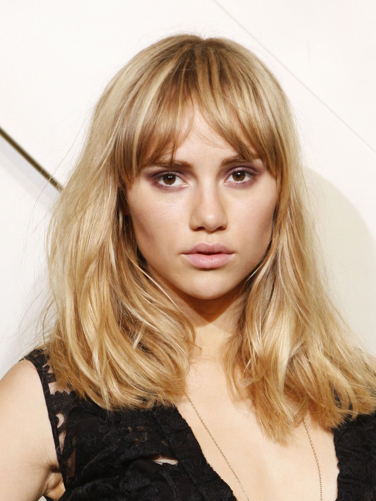 Shoulder Honey Blonde With Blunt Bangs Shoulder Honey Blonde With Blunt Bangs — Blonde Bangs
