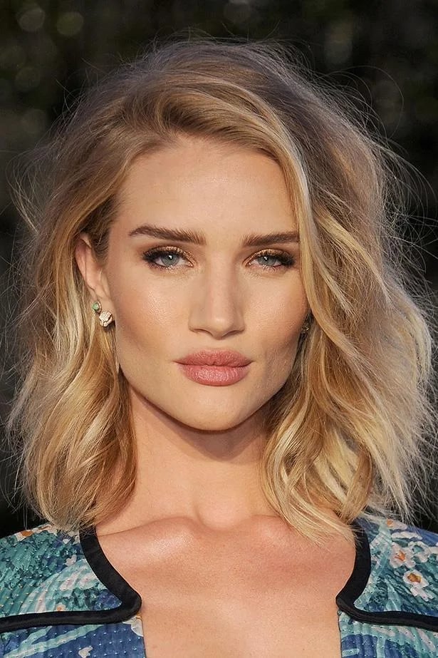 Ash Blonde Lob With Side-Swept Bangs And Layers Ash Blonde Lob With Side-Swept Bangs And Layers