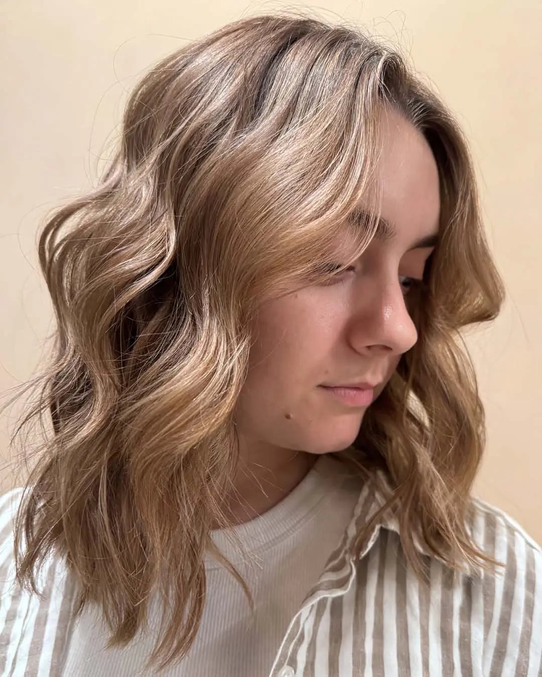 Warm Honey Blonde Lob With Lived-In Waves Warm Honey Blonde Lob With Lived-In Waves