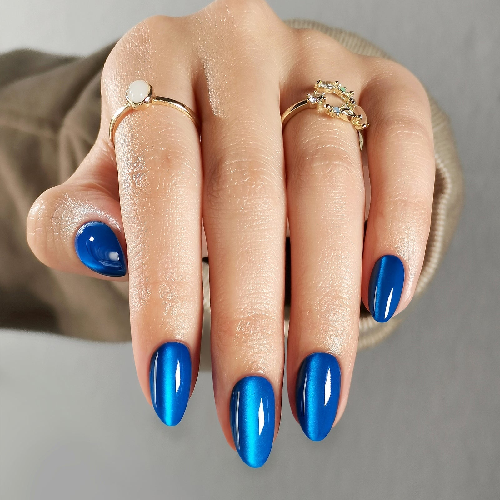 Metallic Sheen Cat-Eye Blue Almond Nails Metallic Sheen Cat-Eye Blue Almond Nails