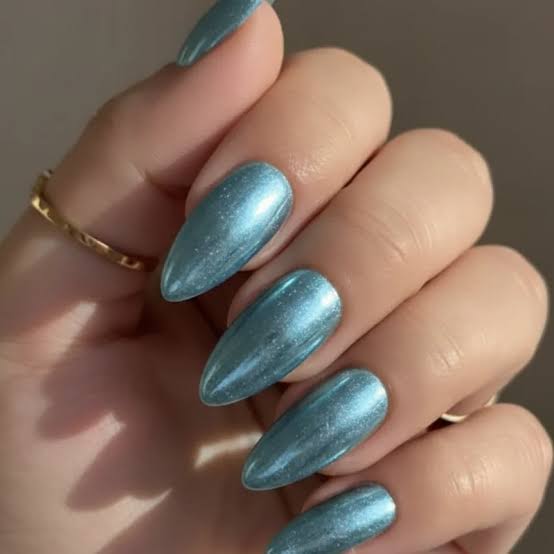 Vibrant Blue-Green Chrome Medium Almond Nails Vibrant Blue-Green Chrome Medium Almond Nails — Blue Chrome Nails