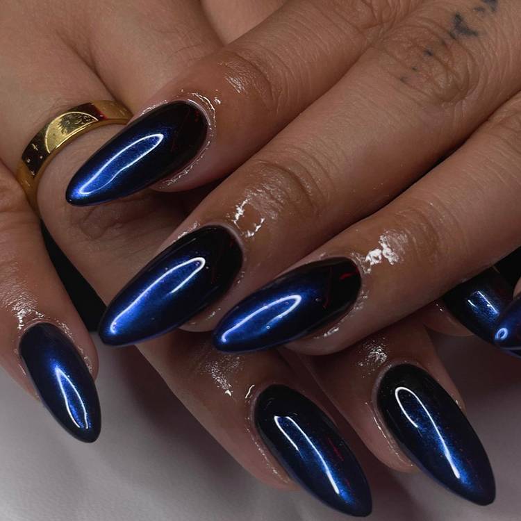 Striking Blue Chrome French Tip Almonds, острый миндаль Striking Blue Chrome French Tip Almonds, острый миндаль — Blue Chrome Nails