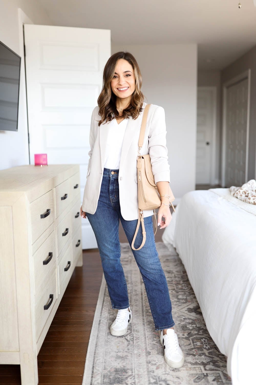 Straight-leg jeans with a white t-shirt and gray blazer Straight-leg jeans with a white t-shirt and gray blazer — Blue Jeans Outfits