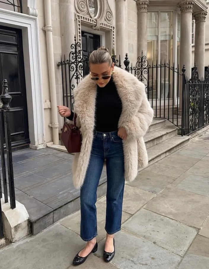 Blue straight-leg jeans with a black turtleneck and cream faux fur Blue straight-leg jeans with a black turtleneck and cream faux fur — Blue Jeans Outfits