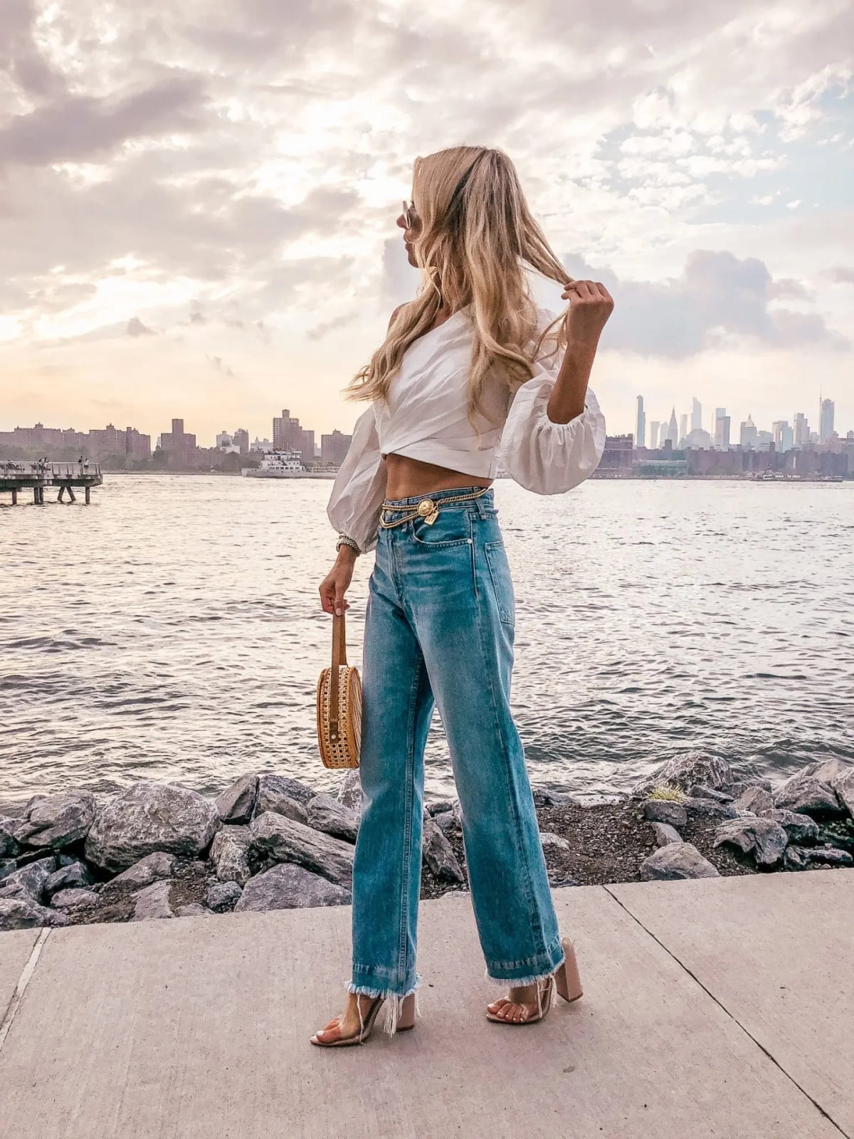 Light blue wide-leg jeans with a white puff-sleeve crop top Light blue wide-leg jeans with a white puff-sleeve crop top — Blue Jeans Outfits