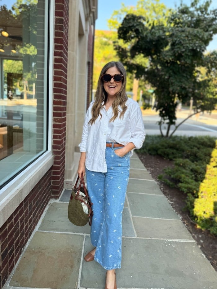 Embroidered wide-leg jeans with a white button-down shirt Embroidered wide-leg jeans with a white button-down shirt — Blue Jeans Outfits