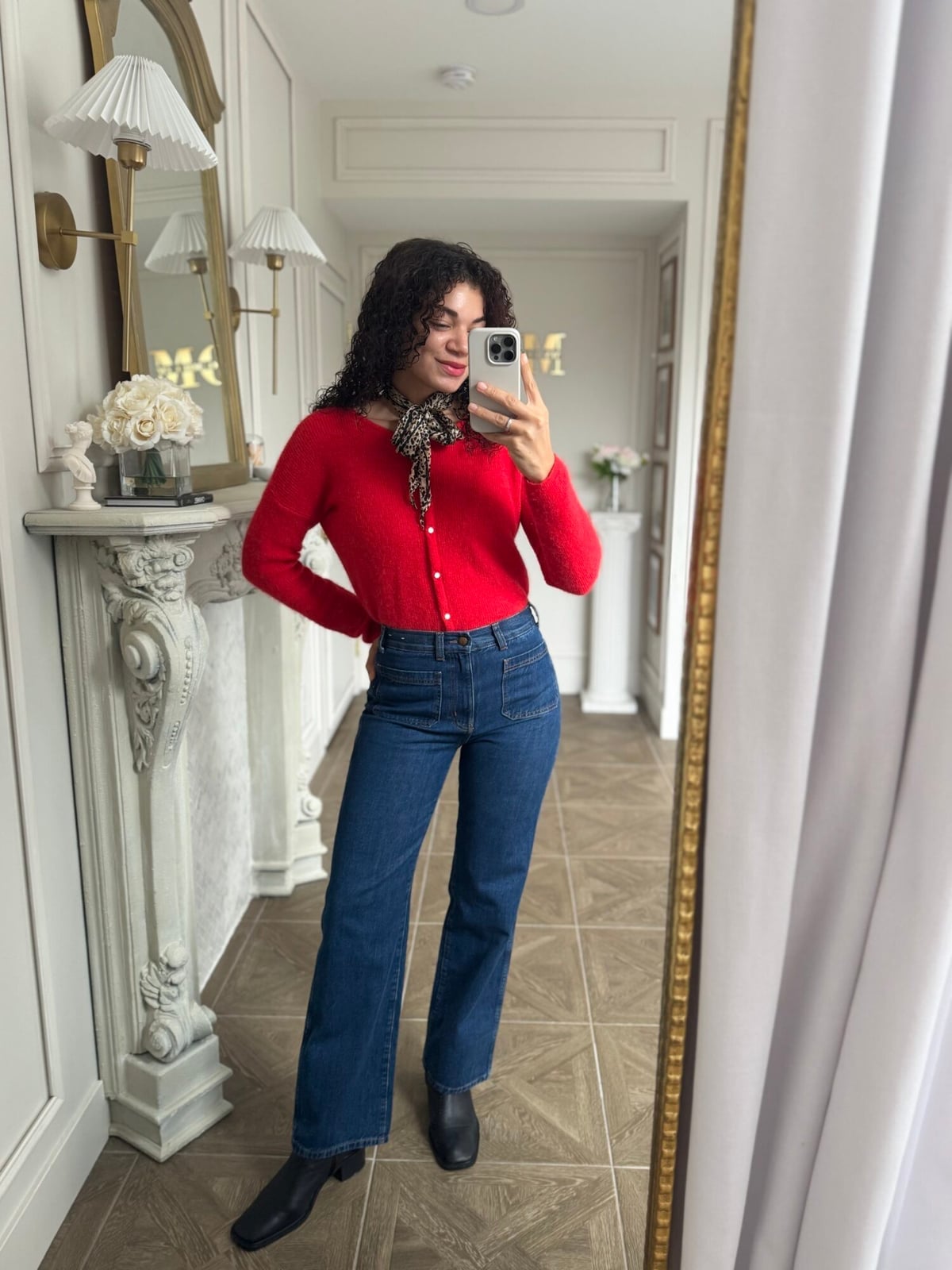 High waist dark wash wide-leg jeans with a red fuzzy cardigan High waist dark wash wide-leg jeans with a red fuzzy cardigan — Blue Jeans Outfits
