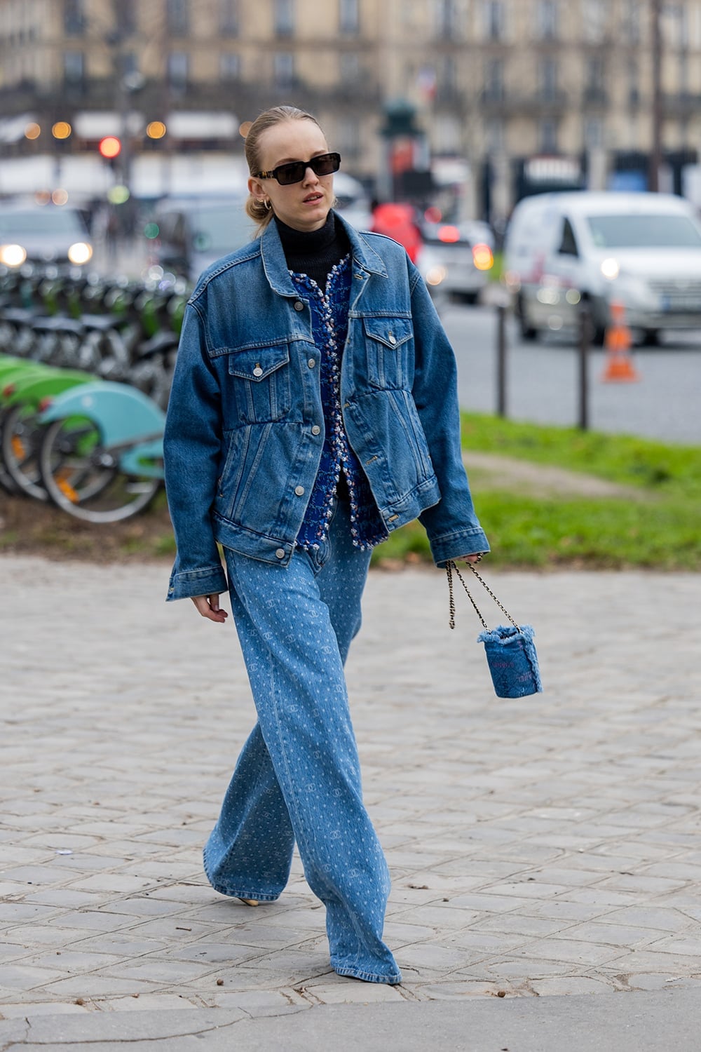 Patterned wide-leg jeans with a black turtleneck and denim jacket Patterned wide-leg jeans with a black turtleneck and denim jacket — Blue Jeans Outfits