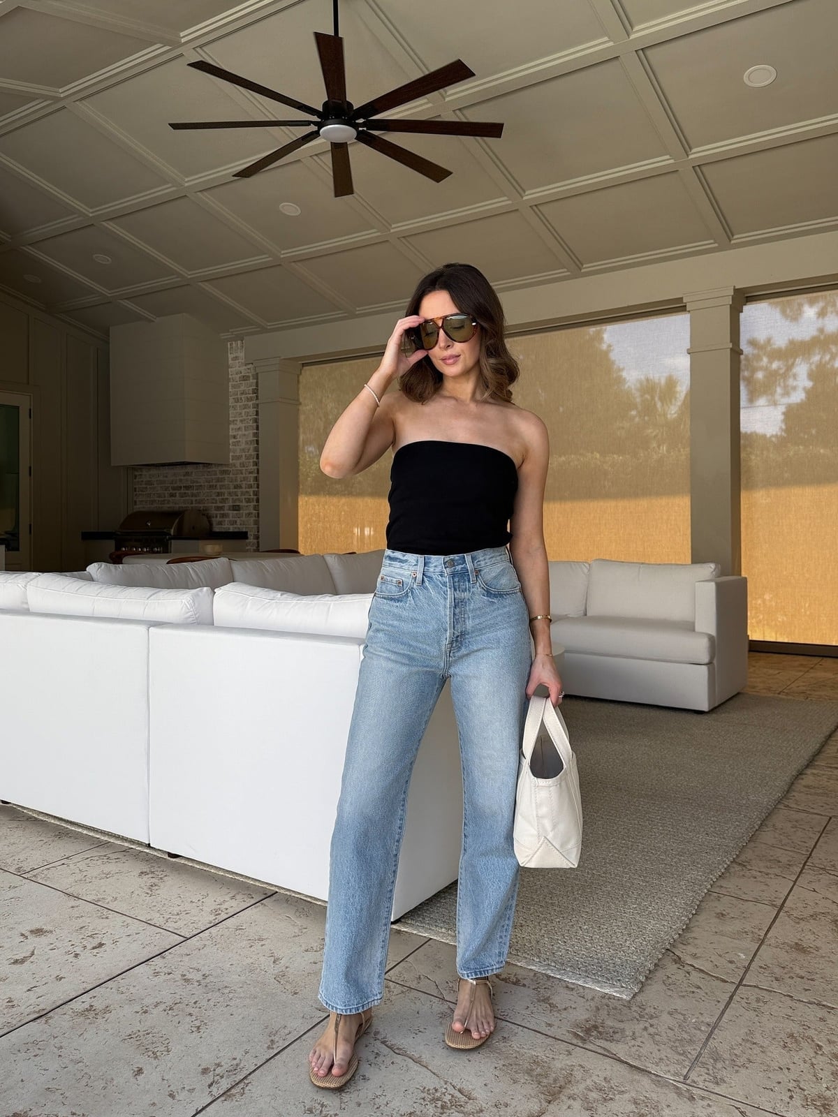 Light wash baggy jeans with a black strapless top Light wash baggy jeans with a black strapless top — Blue Jeans Outfits