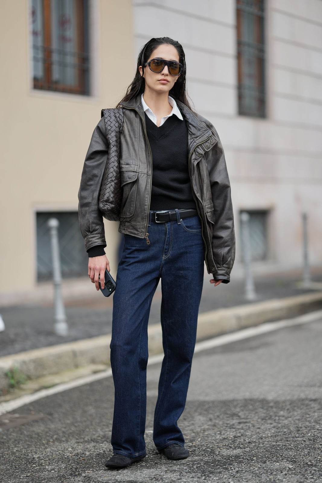 Dark blue straight-leg jeans with a brown leather jacket Dark blue straight-leg jeans with a brown leather jacket — Blue Jeans Outfits