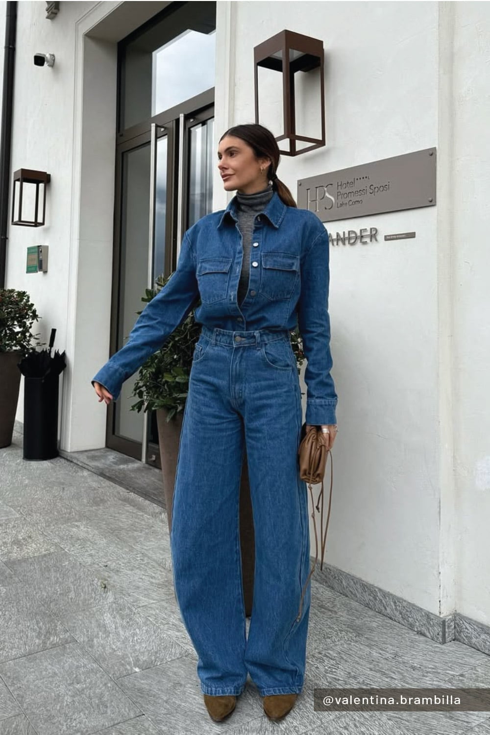Full denim outfit with wide-leg jeans and matching shirt Full denim outfit with wide-leg jeans and matching shirt — Blue Jeans Outfits
