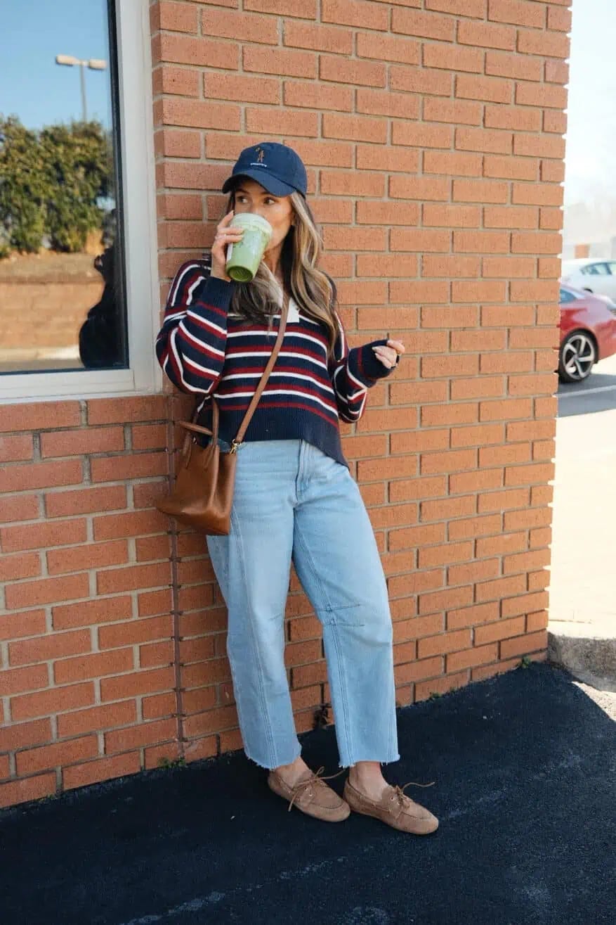 Light blue wide-leg jeans with a striped sweater and baseball cap Light blue wide-leg jeans with a striped sweater and baseball cap — Blue Jeans Outfits