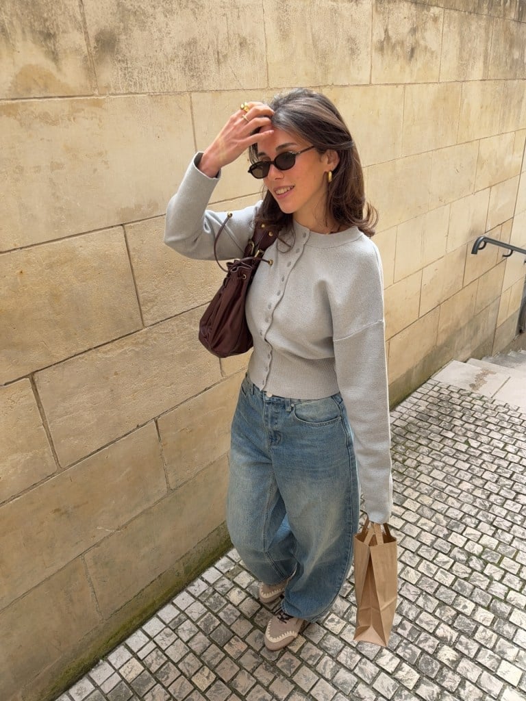 Light blue baggy jeans with a gray button-up cardigan Light blue baggy jeans with a gray button-up cardigan — Blue Jeans Outfits