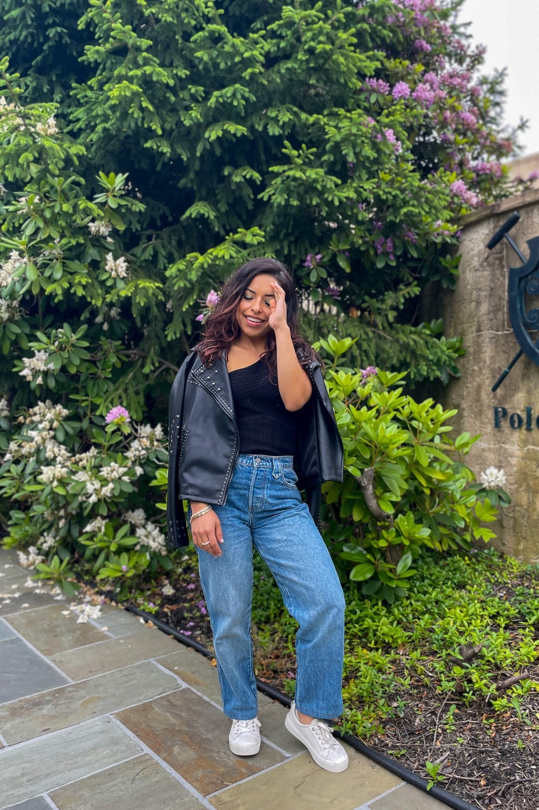 Medium blue straight-leg jeans with a studded leather jacket Medium blue straight-leg jeans with a studded leather jacket — Blue Jeans Outfits
