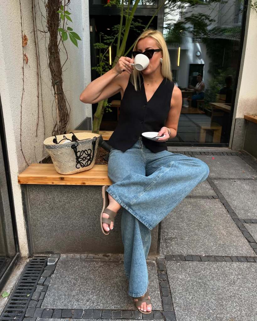 Light blue wide-leg jeans with a black vest Light blue wide-leg jeans with a black vest — Blue Jeans Outfits