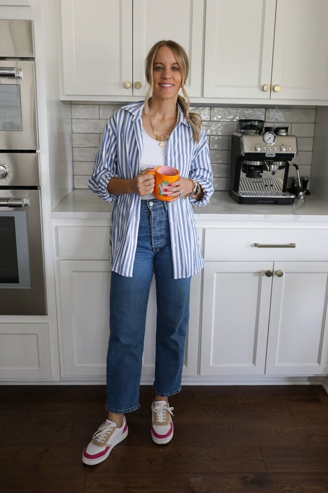 Straight-leg blue jeans with a striped button-down shirt Straight-leg blue jeans with a striped button-down shirt — Blue Jeans Outfits