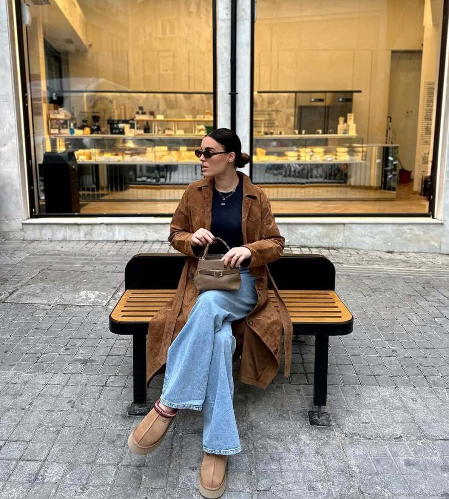 Baggy jeans with a navy t-shirt and suede trench coat Baggy jeans with a navy t-shirt and suede trench coat — Blue Jeans Outfits