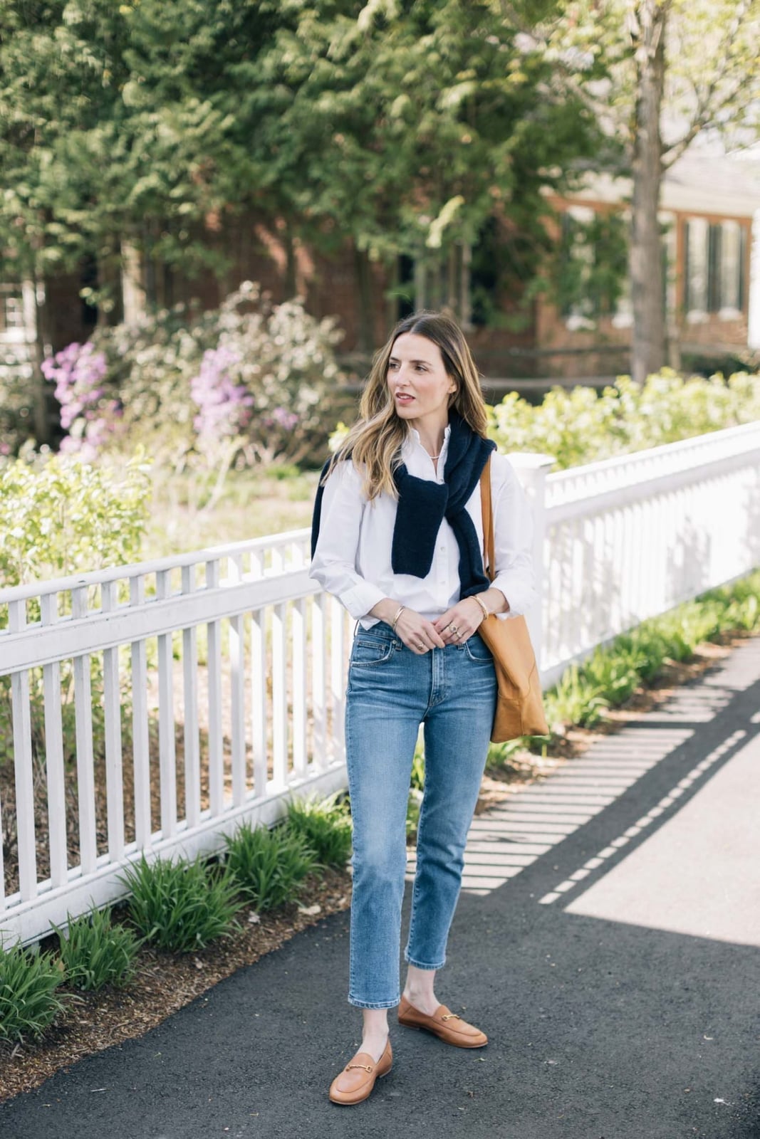 Cropped straight-leg jeans with a white shirt and navy sweater Cropped straight-leg jeans with a white shirt and navy sweater — Blue Jeans Outfits