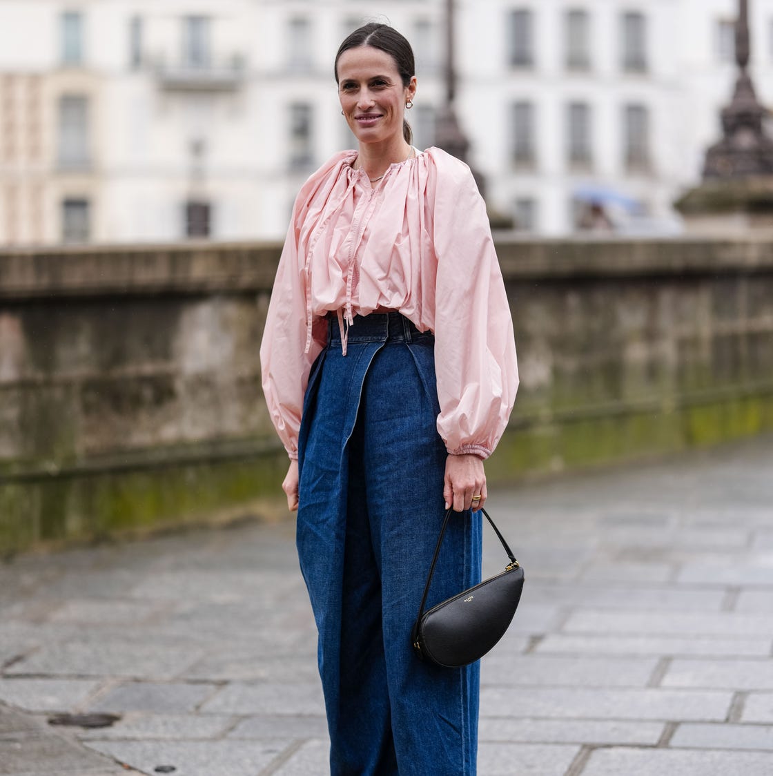 Wide-leg jeans with a voluminous pink blouse Wide-leg jeans with a voluminous pink blouse — Blue Jeans Outfits